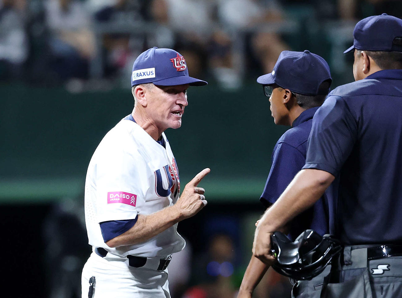 日本対アメリカ　8回表、審判に抗議するエクスタイン監督（左）（撮影・鈴木正人）