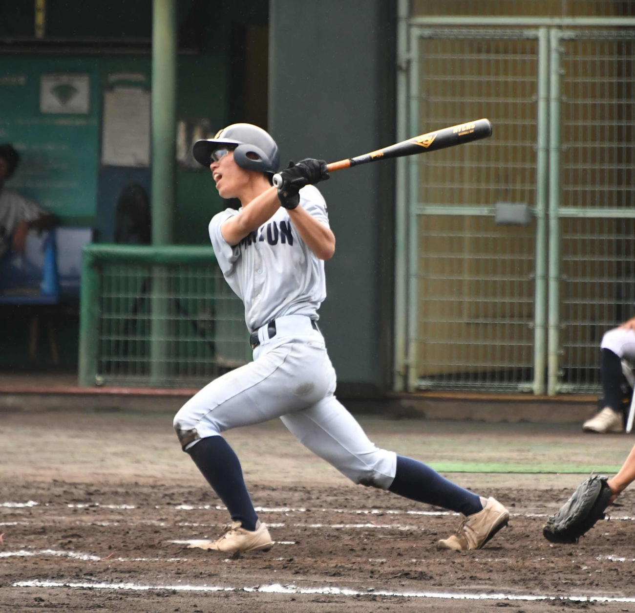 新潟明訓の6番吉岡は3回裏無死満塁から左中間に適時2点二塁打を放つ