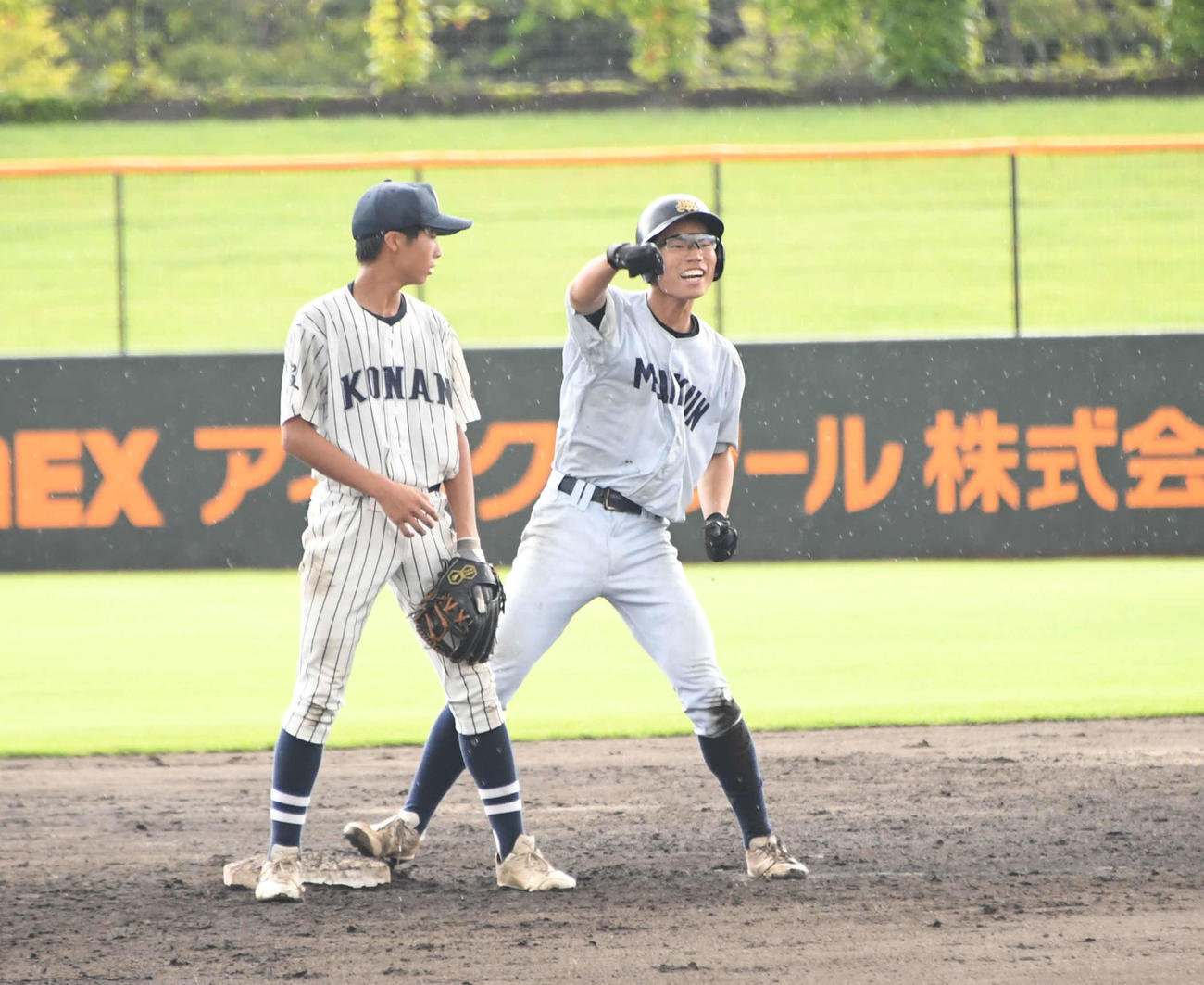 2回裏2死一、三塁、新潟明訓の6番吉岡（右）は左翼線に適時二塁打を放ちガッツポーズ