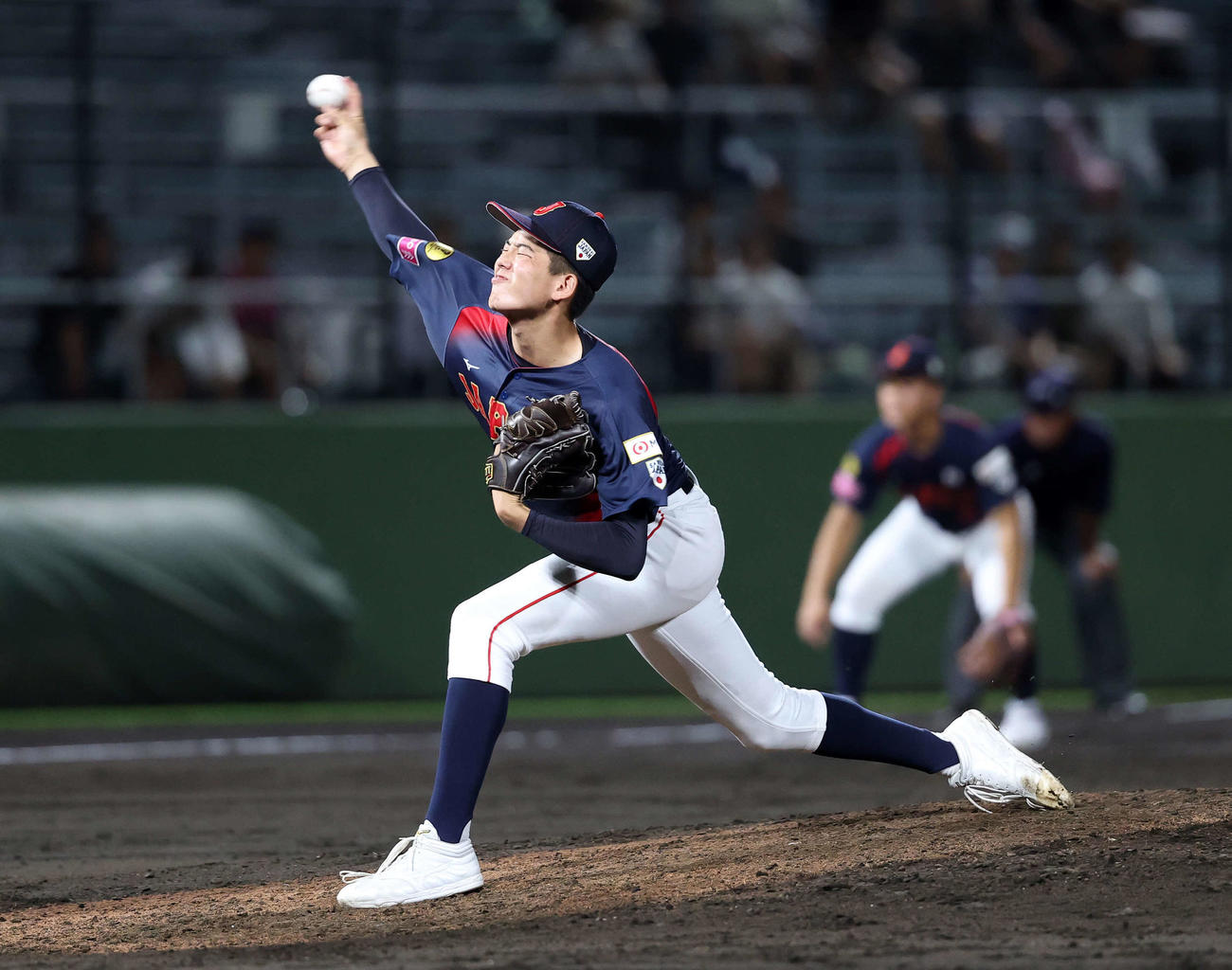 日本対アメリカ　力投する日本2番手の早瀬（撮影・鈴木正人）