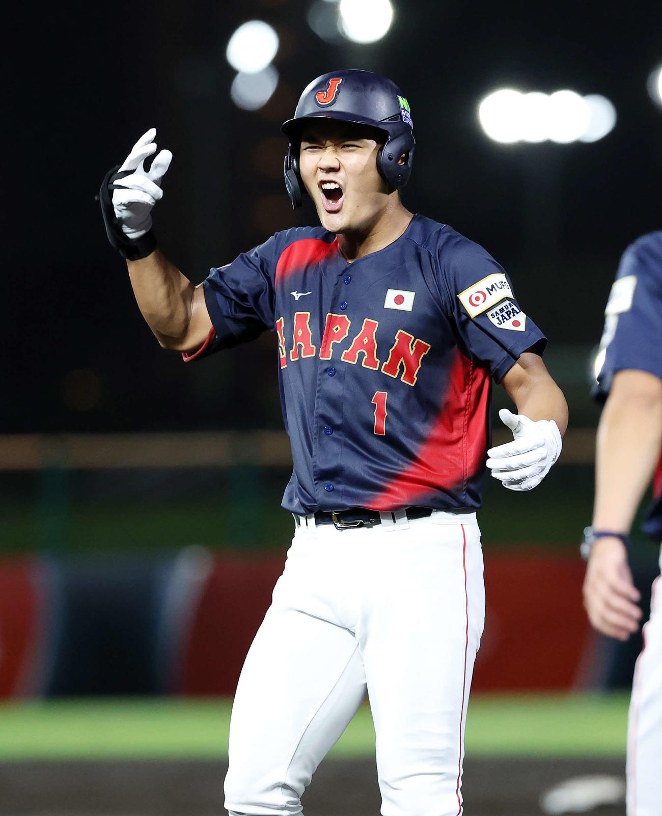 日本対アメリカ　7回表日本無死、阿部は中前打を放ち雄たけびを上げる（撮影・鈴木正人）