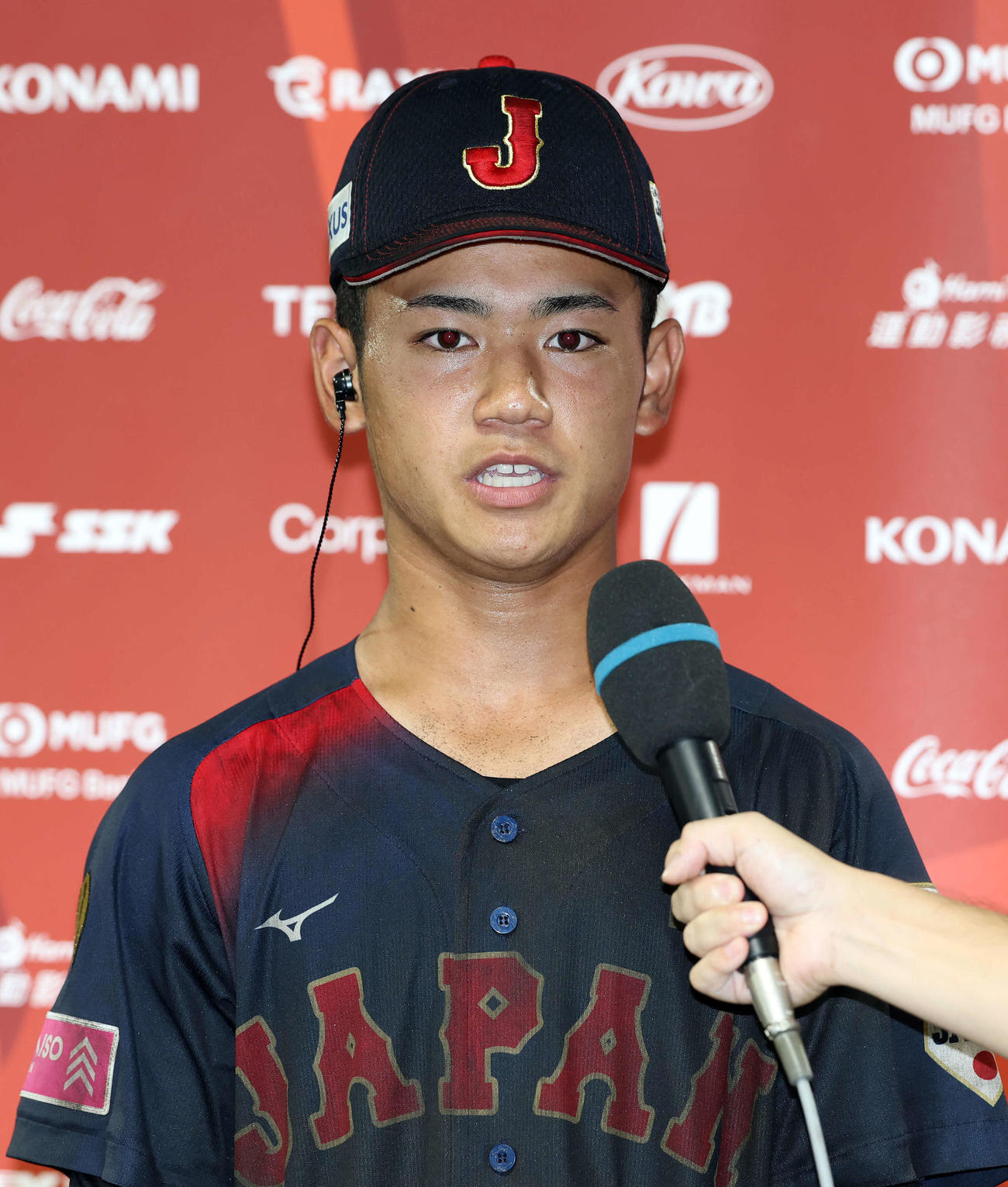 日本対アメリカ　勝利しインタビューを受ける日本・岡部（撮影・鈴木正人）