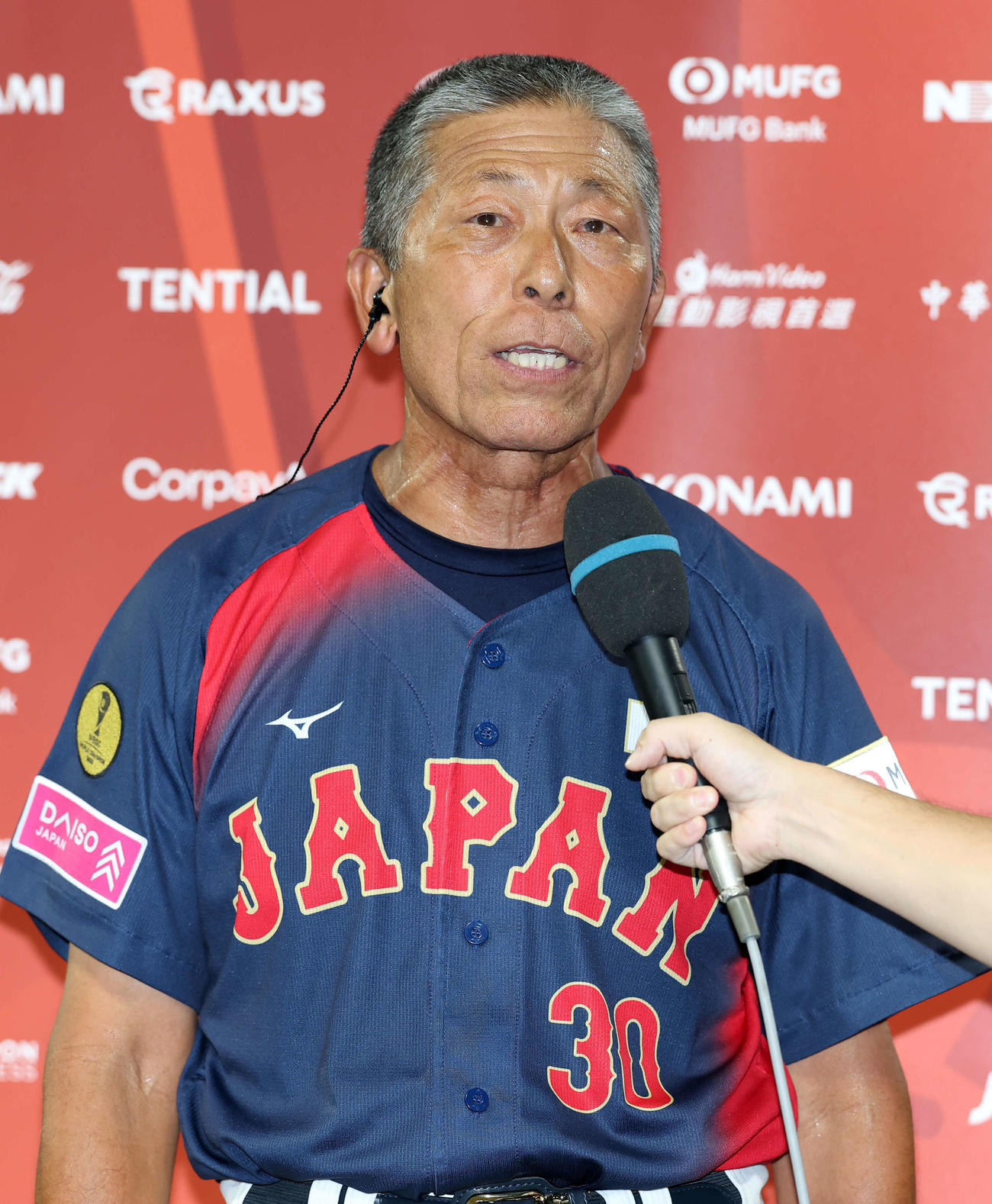 日本対アメリカ　勝利しインタビューを受ける日本・小倉監督（撮影・鈴木正人）