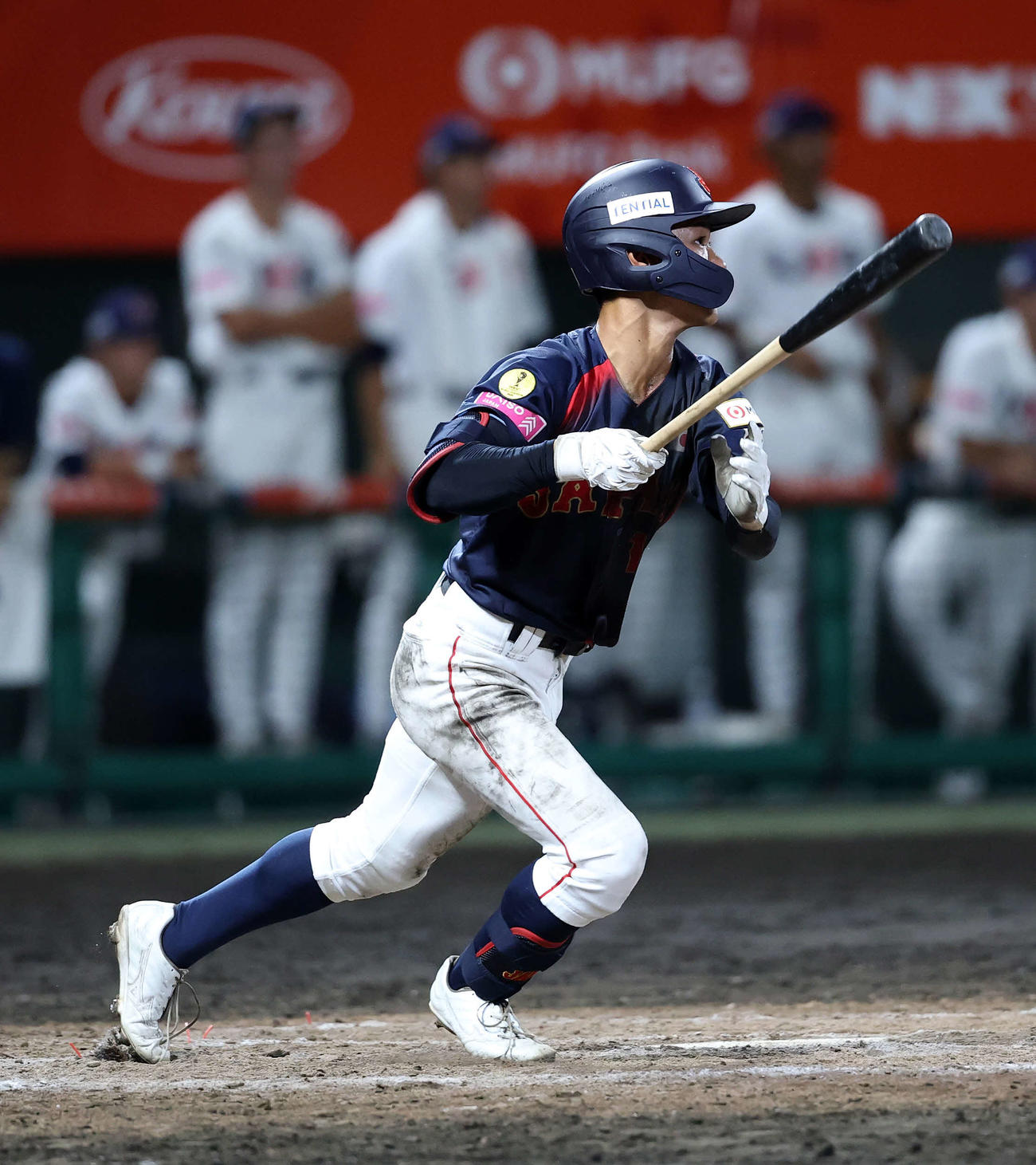 日本対アメリカ　8回表日本無死満塁・岡部は中越え適時二塁打を放つ（撮影・鈴木正人）