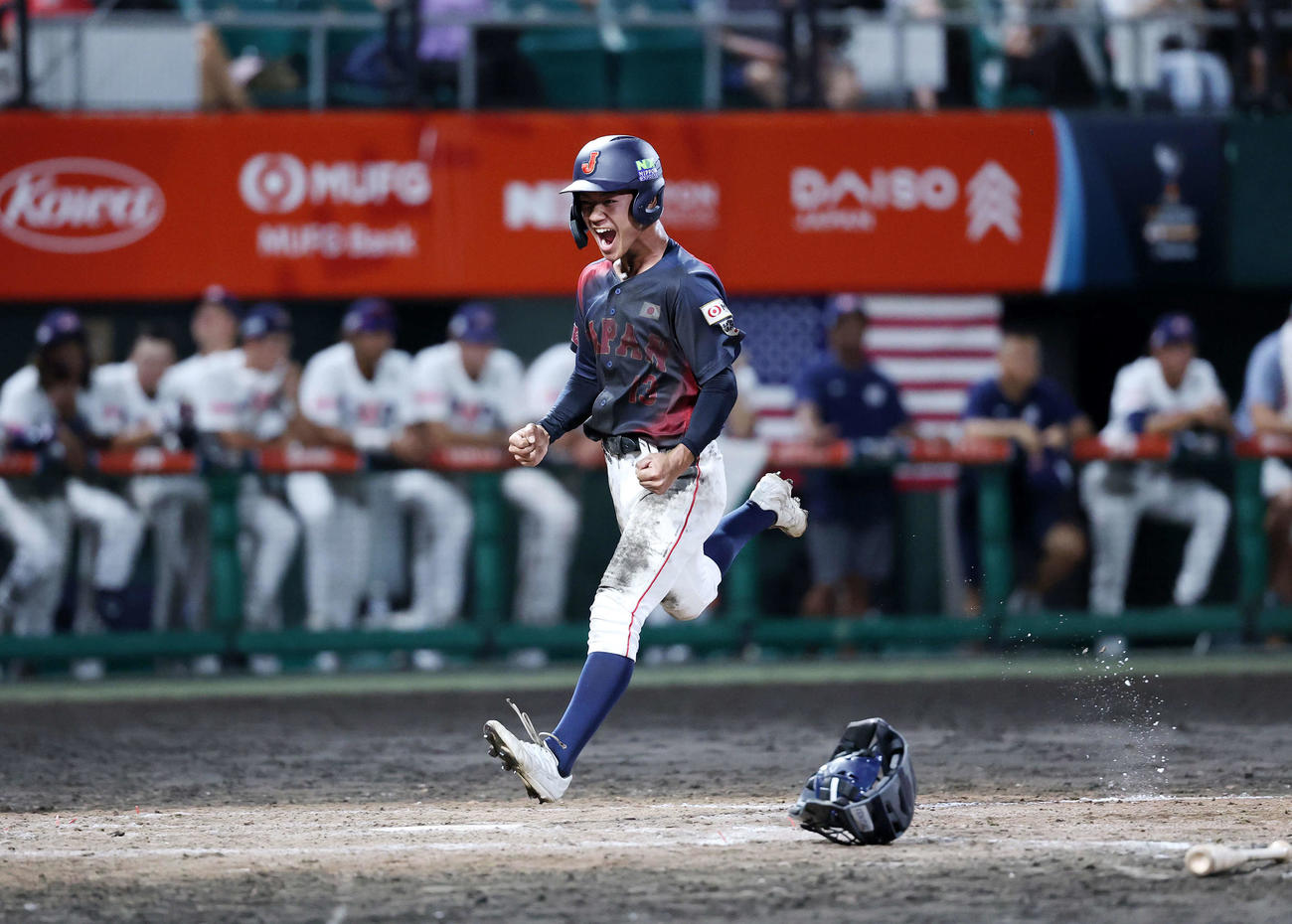 日本対アメリカ　8回表日本無死二塁、藤森の打球が失策になり二塁走者の岡部が生還しガッツポーズで雄たけびを上げる（撮影・鈴木正人）