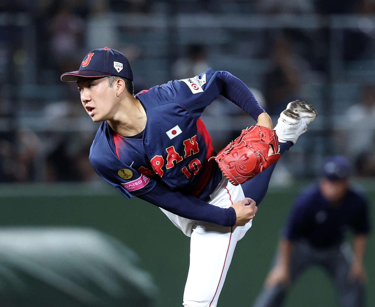 日本対アメリカ　力投する日本4番手の石垣（撮影・鈴木正人）