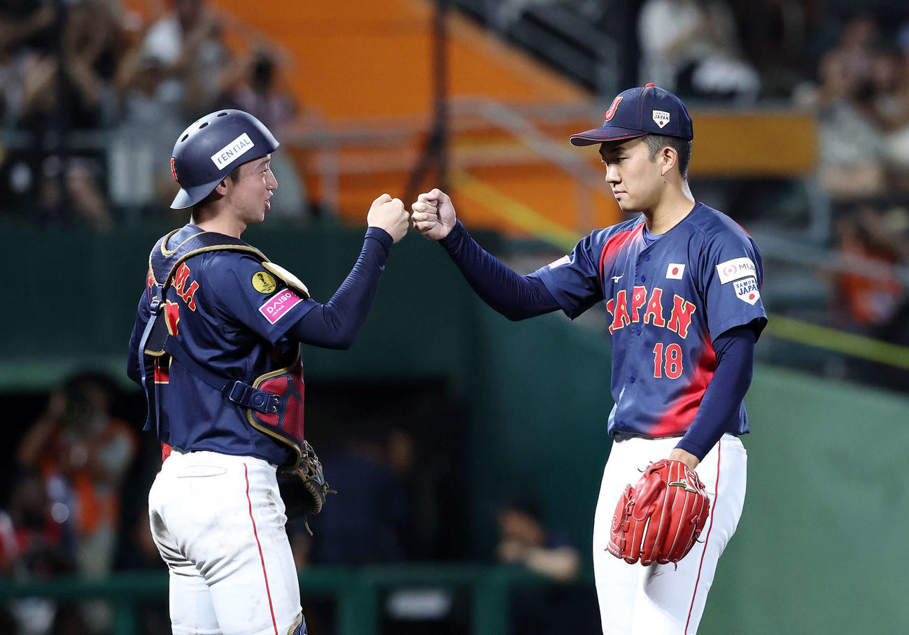 日本対アメリカ　勝利しグータッチする日本・横山（左）と石垣（撮影・鈴木正人）
