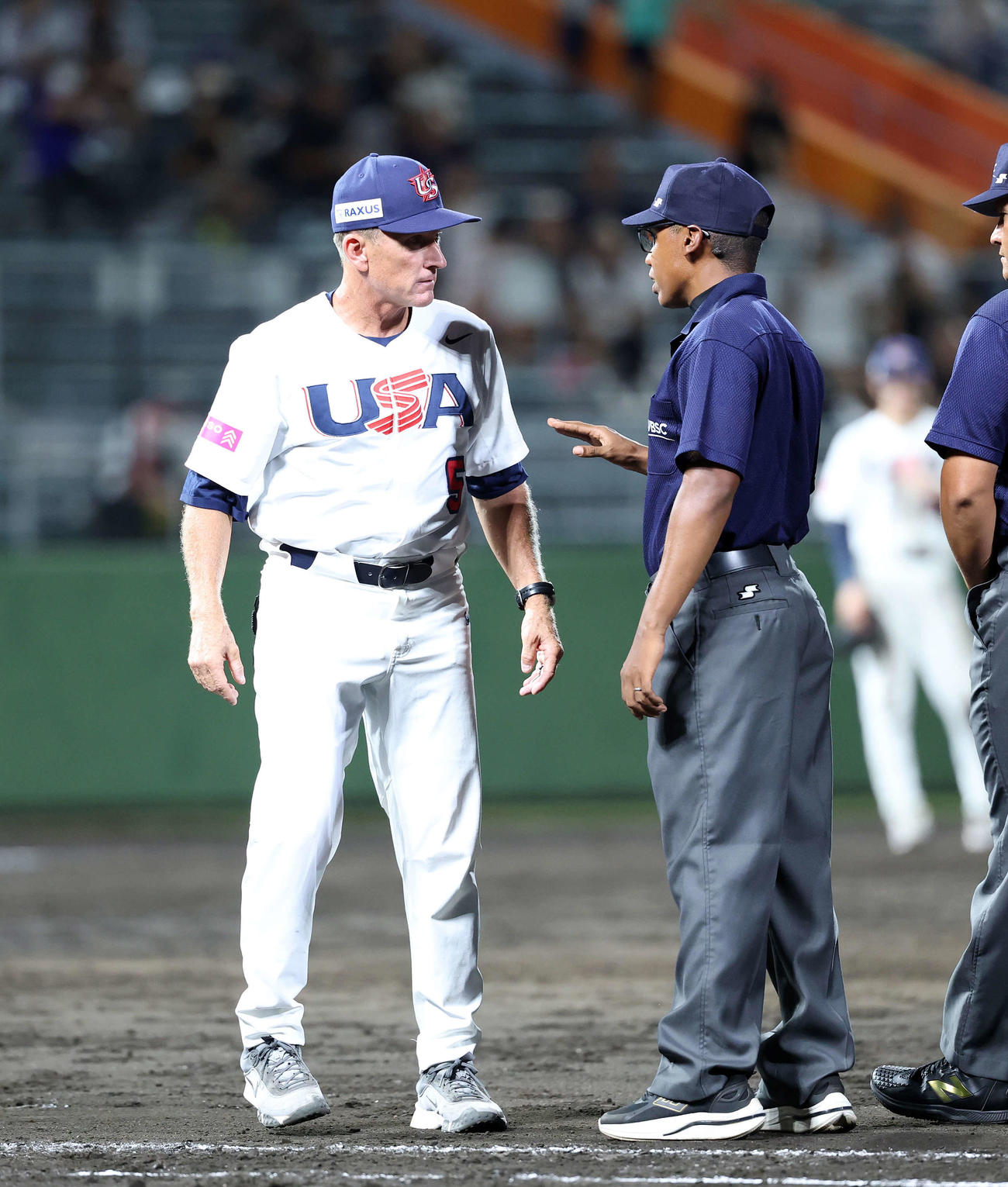 日本対アメリカ　8回表、審判に抗議するエクスタイン監督（左）（撮影・鈴木正人）