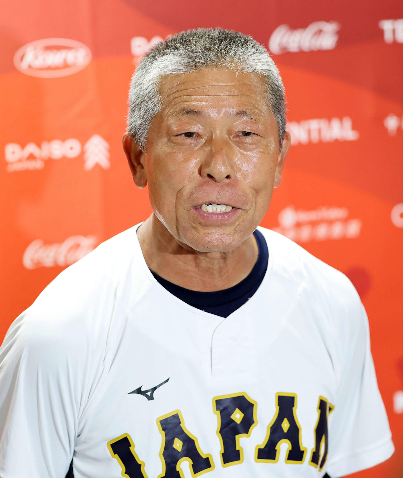 パナマ対日本　報道陣の質問に答える日本・小倉監督（撮影・鈴木正人）