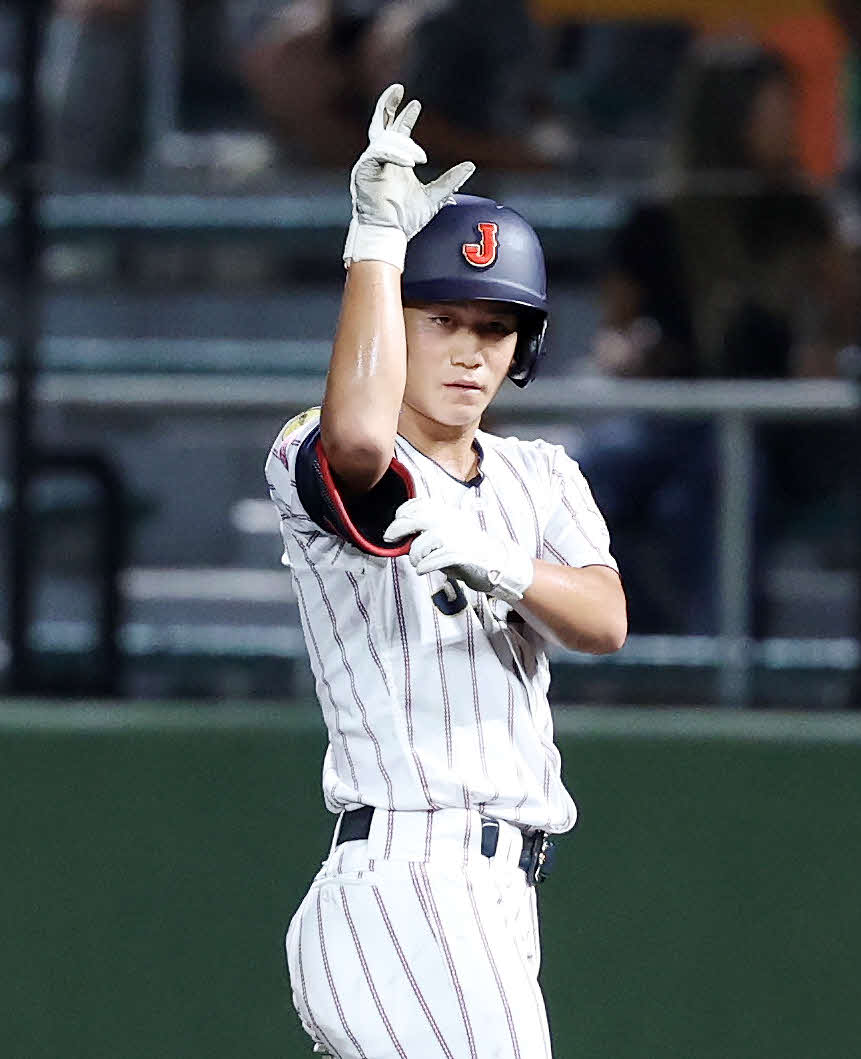 パナマ対日本　4回裏日本1死、奥村凌は中前打を放ちシーサーポーズ（撮影・鈴木正人）