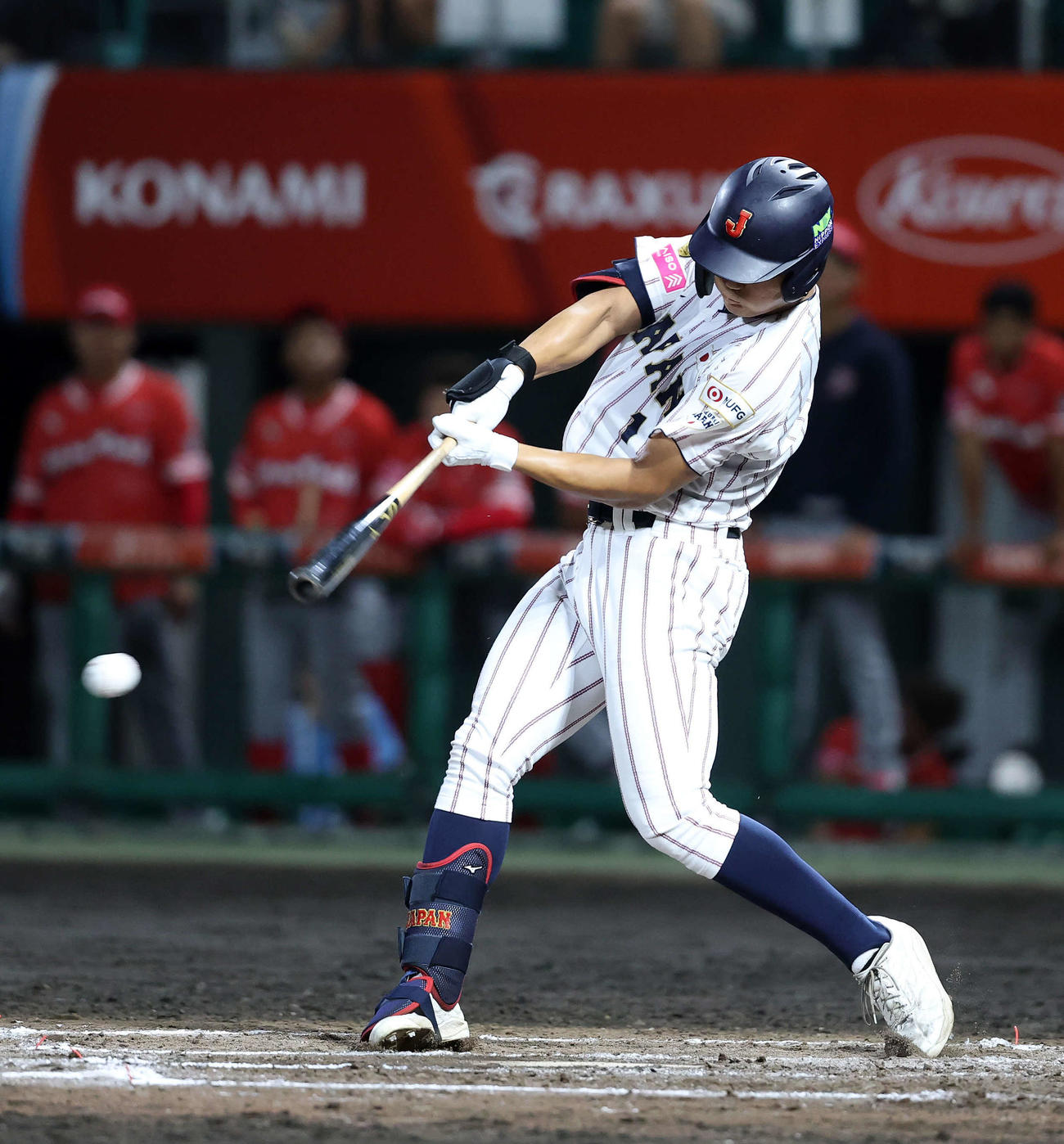 パナマ対日本　6回裏日本1死、阿部は右前打を放つ（撮影・鈴木正人）