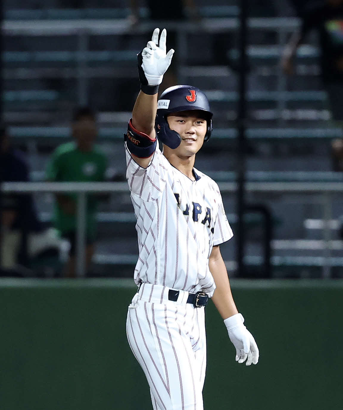 パナマ対日本　6回裏日本1死、阿部は右前打を放ちシーサーポーズ（撮影・鈴木正人）
