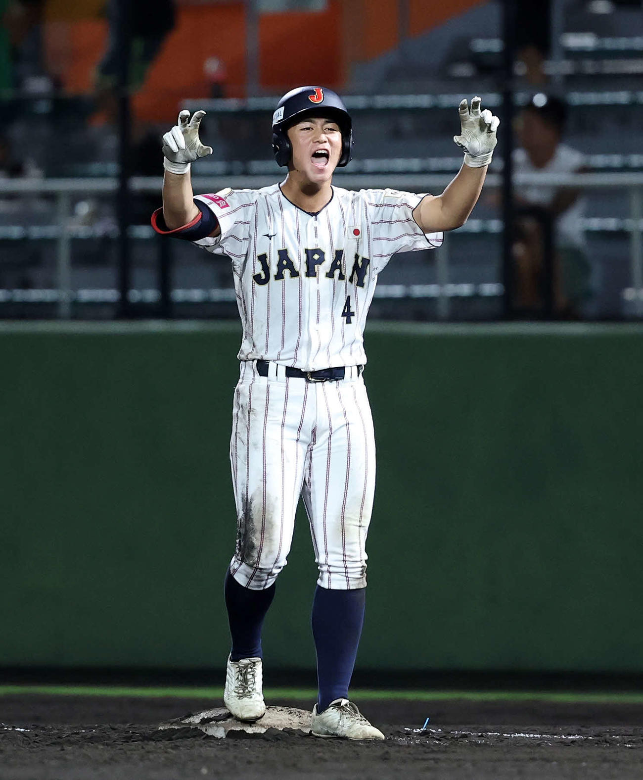 パナマ対日本　8回裏日本1死満塁、奥村凌は右前適時打を放ちシーサーポーズ（撮影・鈴木正人）
