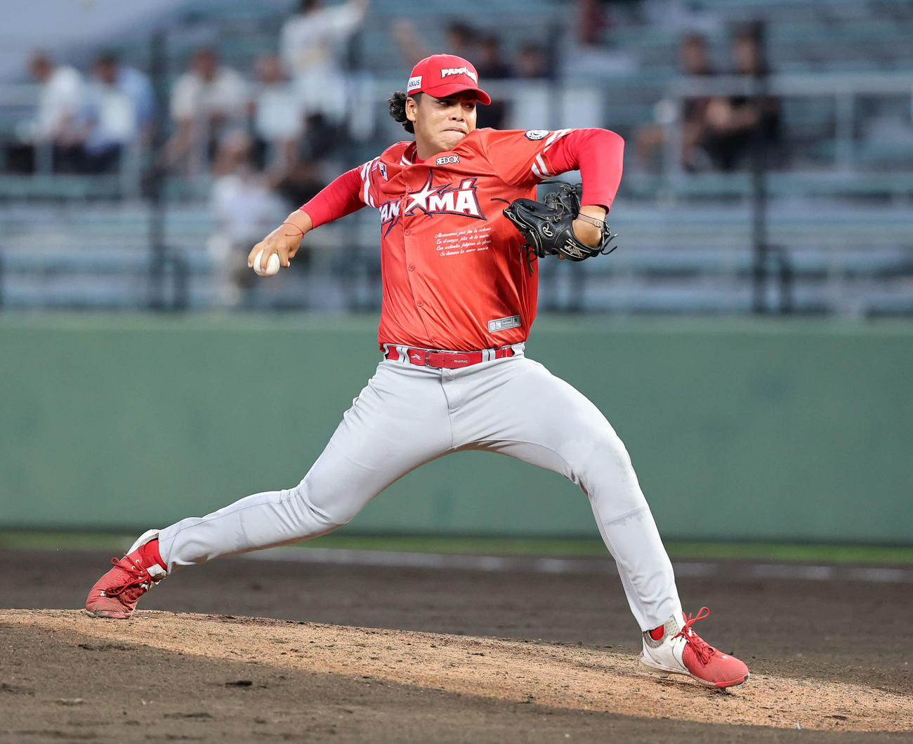 パナマ対日本　力投するパナマ先発のメディナ（撮影・鈴木正人）
