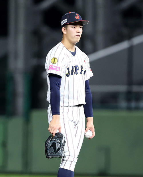パナマ対日本　8回表パナマ2死満塁、カバジェロに四球を与えた日本・奥村頼（撮影・鈴木正人）