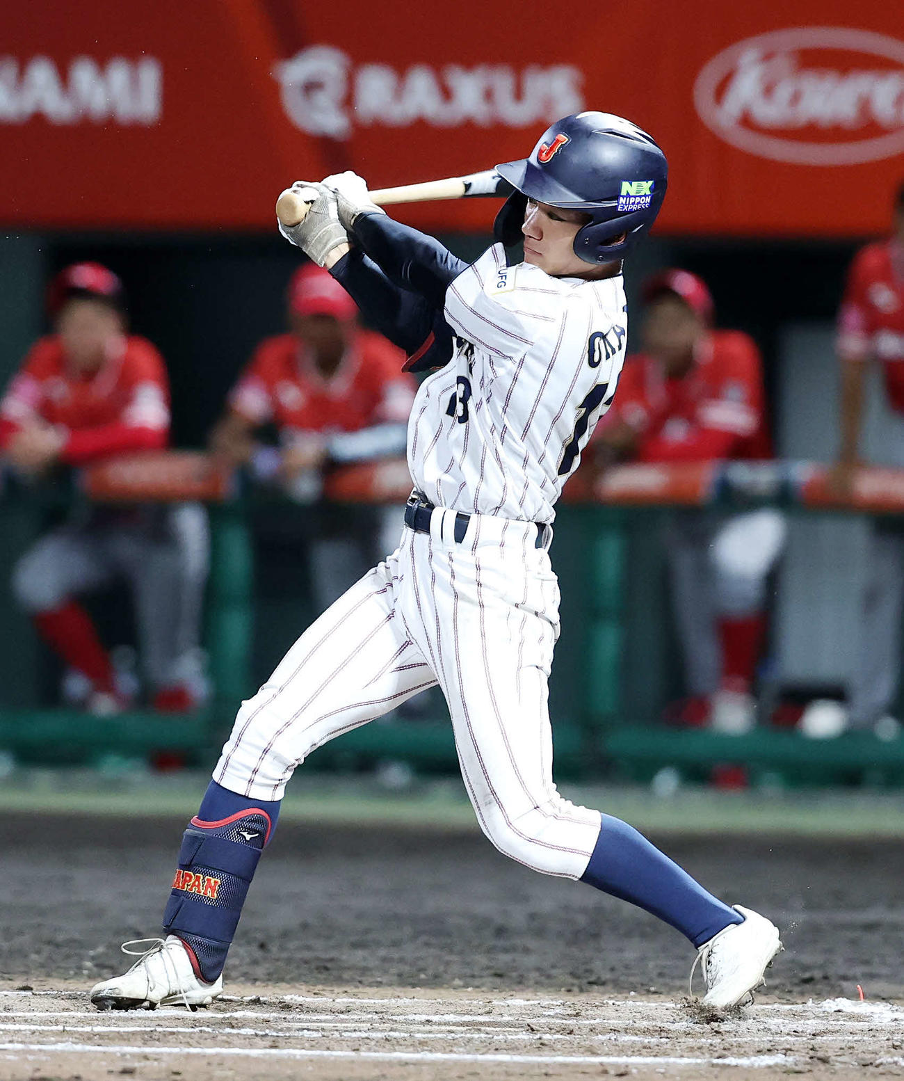 パナマ対日本　5回裏日本2死、岡部は中前打を放つ（撮影・鈴木正人）