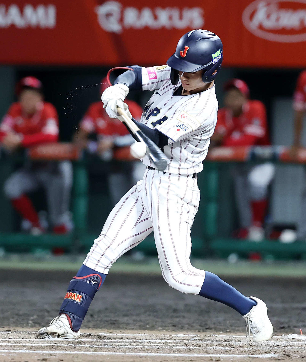 パナマ対日本　5回裏日本2死、岡部は中前打を放つ（撮影・鈴木正人）