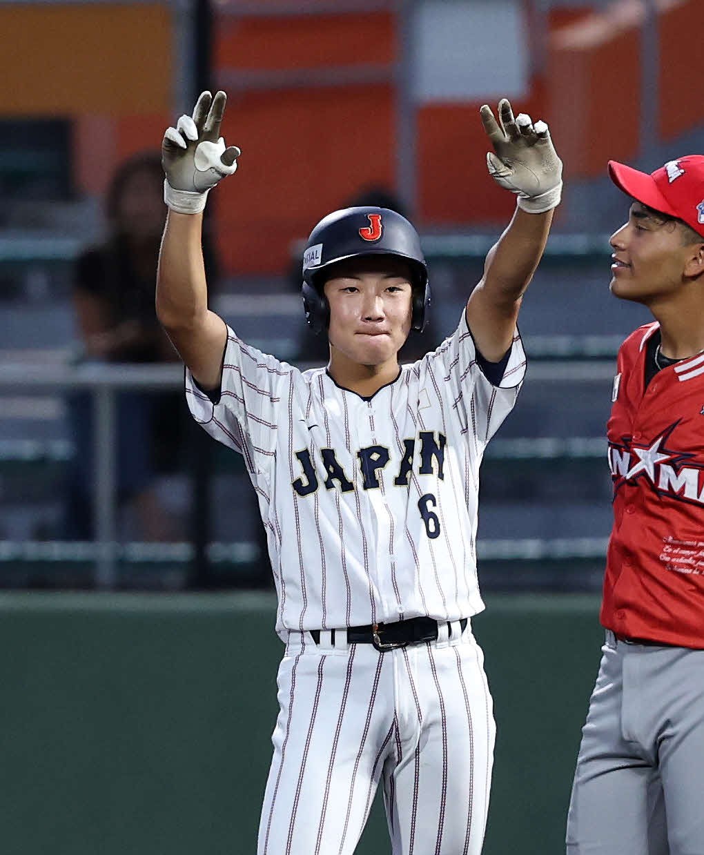 パナマ対日本　1回裏日本2死、高畑は右前打を放ちシーサーポーズ（撮影・鈴木正人）