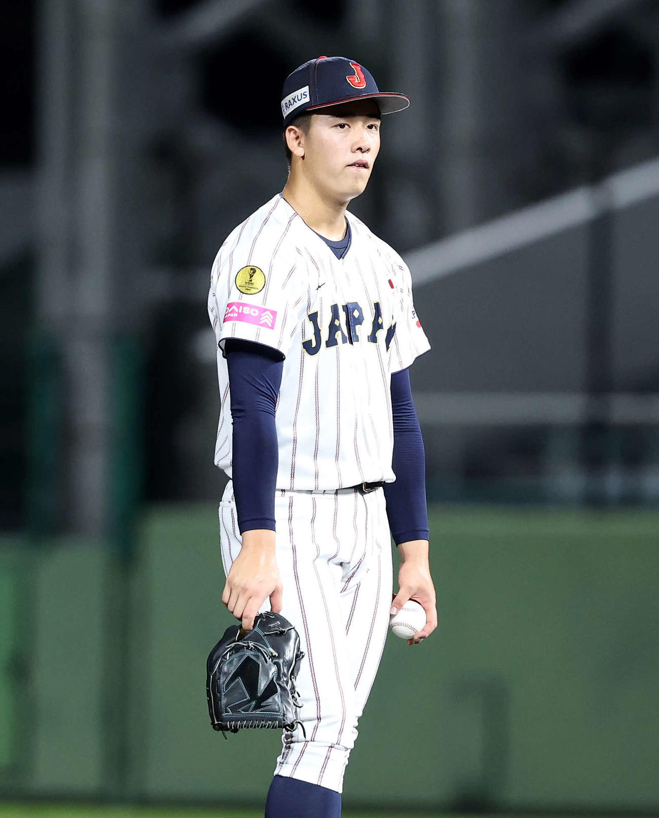 パナマ対日本　8回表パナマ2死満塁、カバジェロに四球を与えた日本・奥村頼（撮影・鈴木正人）