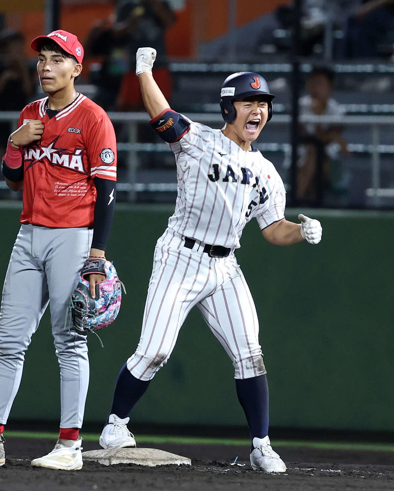 パナマ対日本　6回裏日本2死三塁、為永は中前適時打を放ちガッツポーズで雄たけびを上げる（撮影・鈴木正人）