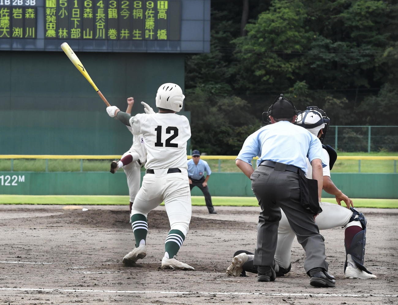 0－1の4回裏2死満塁で走者一掃の適時三塁打を放つ新発田農・高橋（背番号12）（撮影・小林忠）