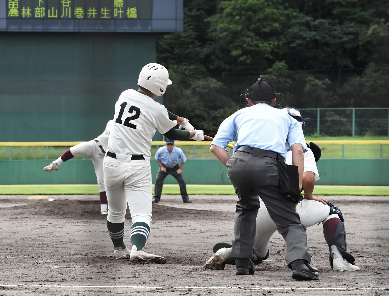 0－1の4回裏2死満塁で走者一掃の適時三塁打を放つ新発田農・高橋（背番号12）（撮影・小林忠）