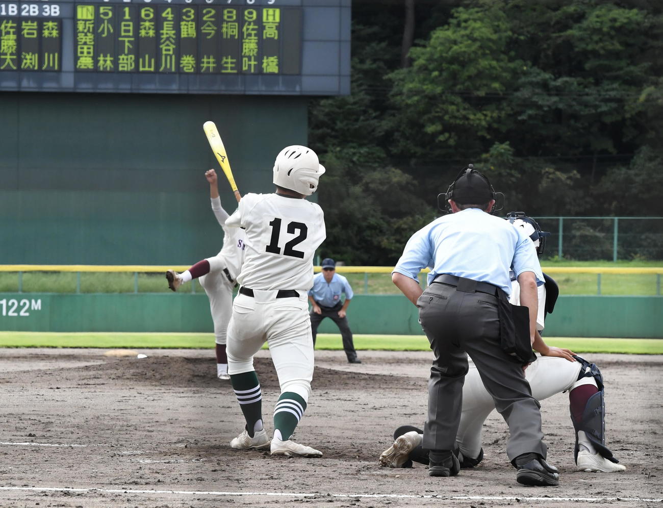 0－1の4回裏2死満塁で走者一掃の適時三塁打を放つ新発田農・高橋（背番号12）（撮影・小林忠）