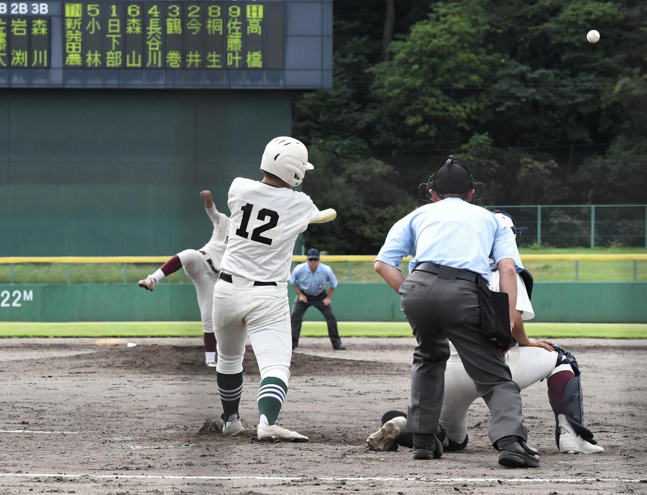 0－1の4回裏2死満塁で走者一掃の適時三塁打を放つ新発田農・高橋（背番号12）（撮影・小林忠）