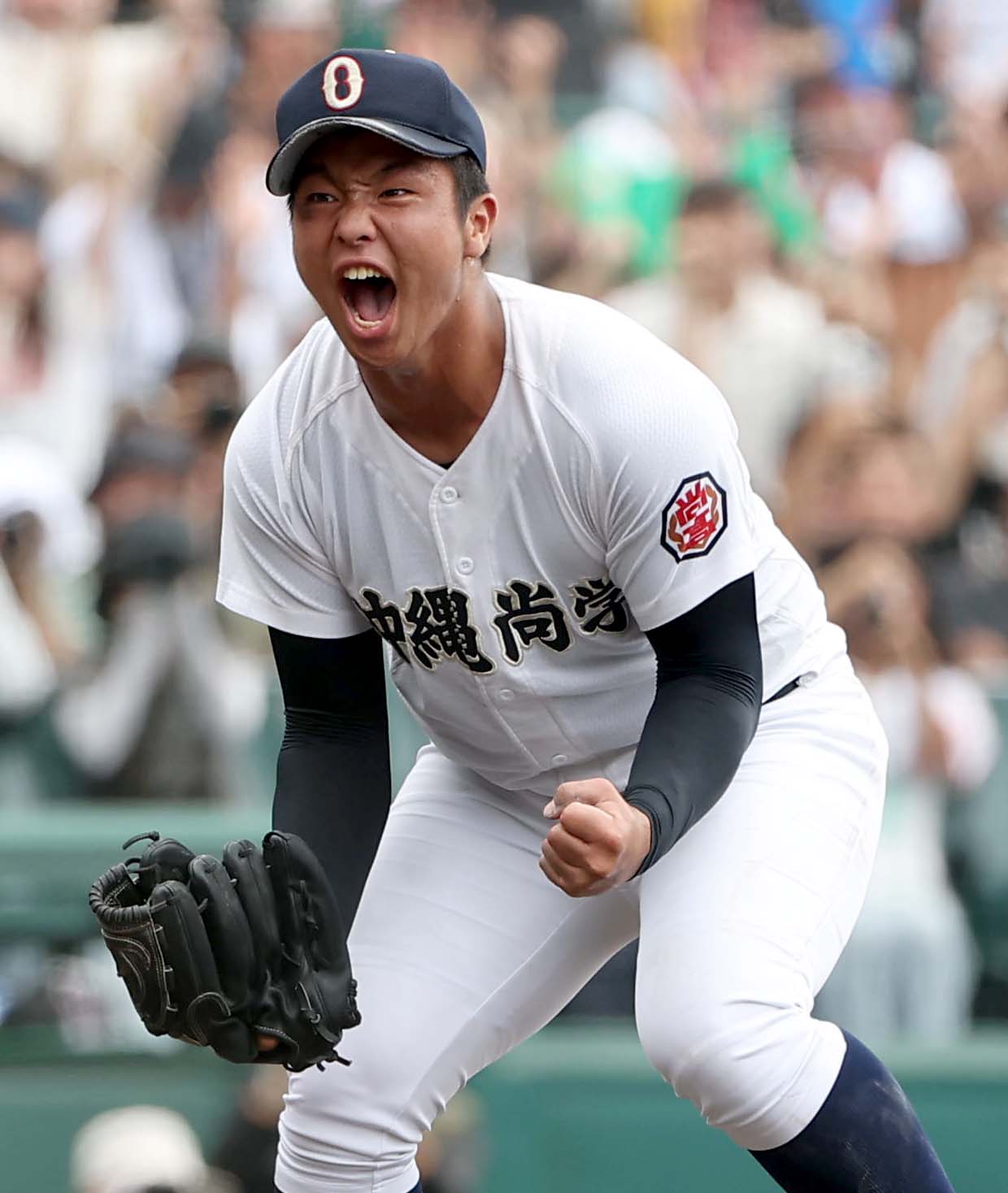 沖縄尚学対日大三　優勝を決めた沖縄尚学エース末吉は雄たけびを上げながらガッツポーズをする＝2025年8月23日