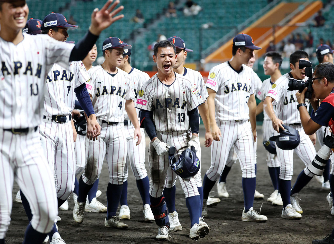 パナマ対日本　サヨナラスクイズを決めた日本・岡部（中央）は雄たけびを上げる（撮影・鈴木正人）