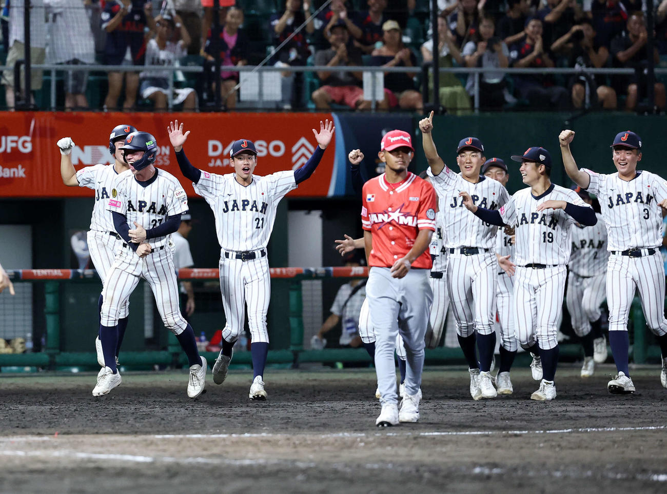 パナマ対日本　勝利し喜ぶ日本の選手たち（撮影・鈴木正人）