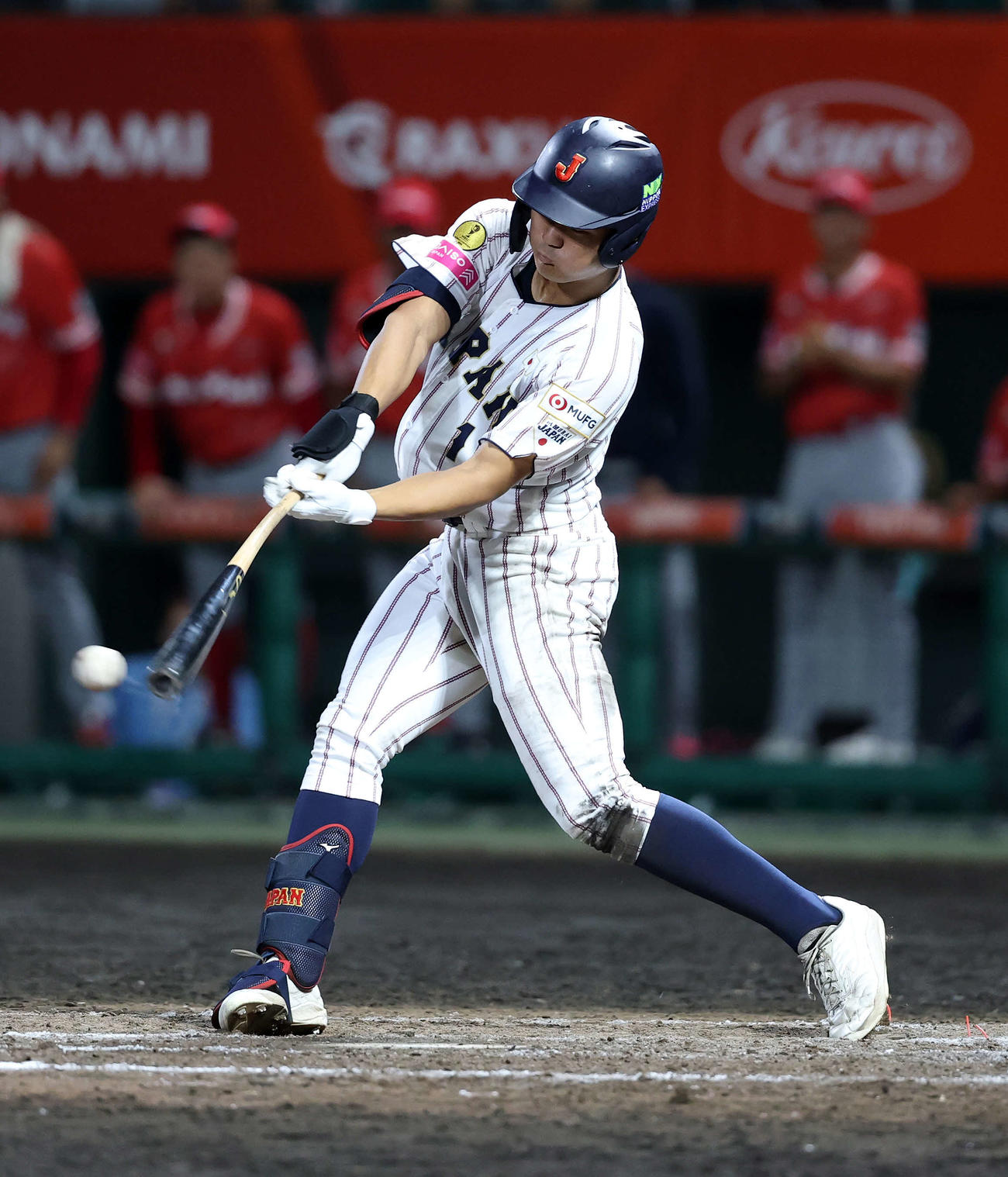 パナマ対日本　8回裏日本1死満塁、阿部は右前適時打を放つ（撮影・鈴木正人）