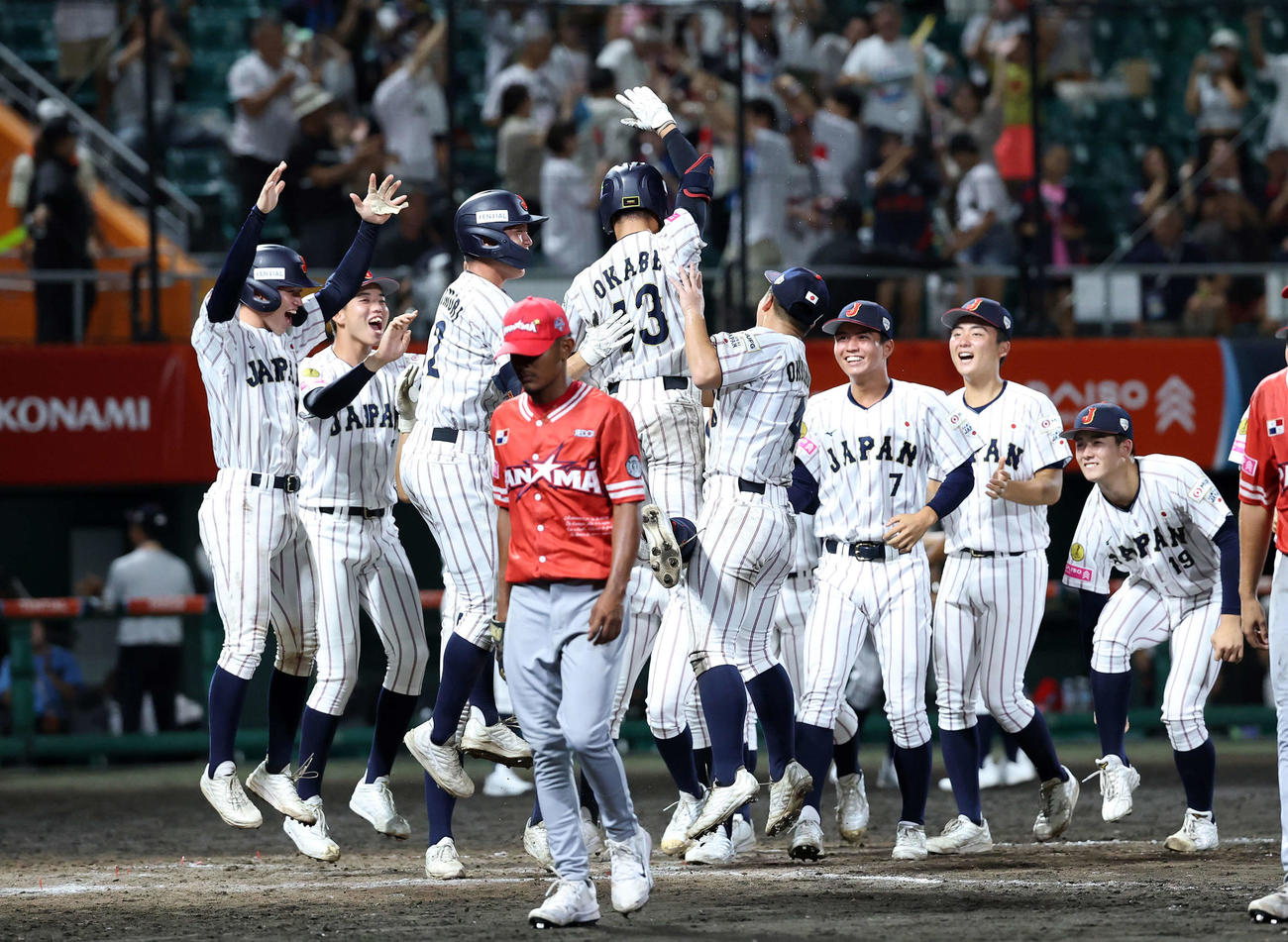 パナマ対日本　サヨナラスクイズを決めた岡部（中央）を喜び迎える選手たち（撮影・鈴木正人）