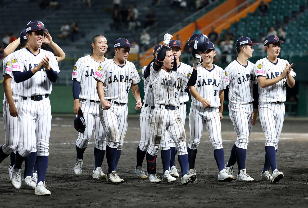 パナマ対日本　サヨナラスクイズを決めた日本・岡部（中央）は応援席に向かいガッツポーズ（撮影・鈴木正人）