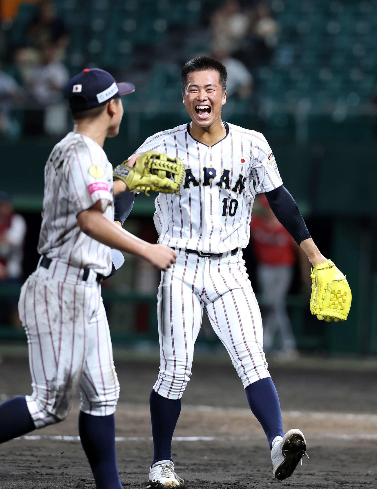 パナマ対日本　9回表、パナマの攻撃を抑え笑顔を見せる日本・中野（右）（撮影・鈴木正人）