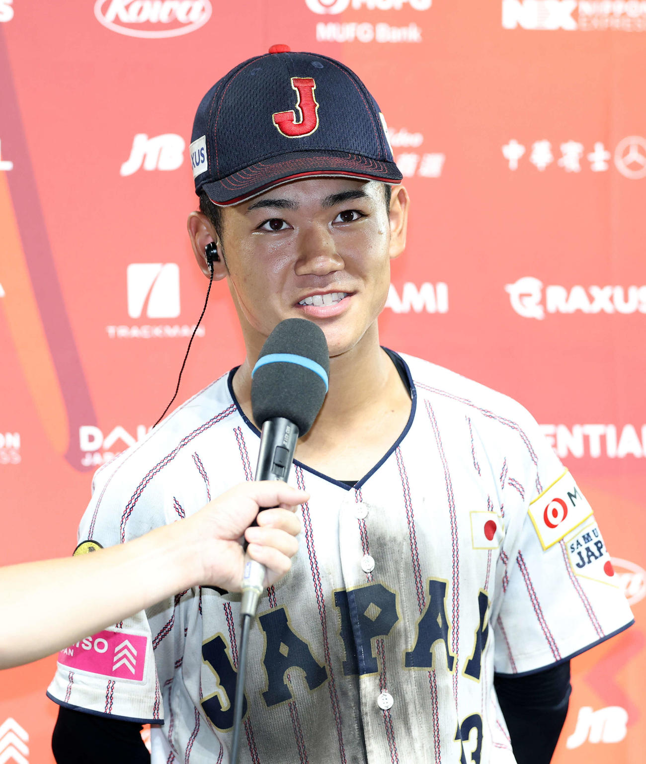 パナマ対日本　勝利しインタビューを受ける日本・岡部（撮影・鈴木正人）