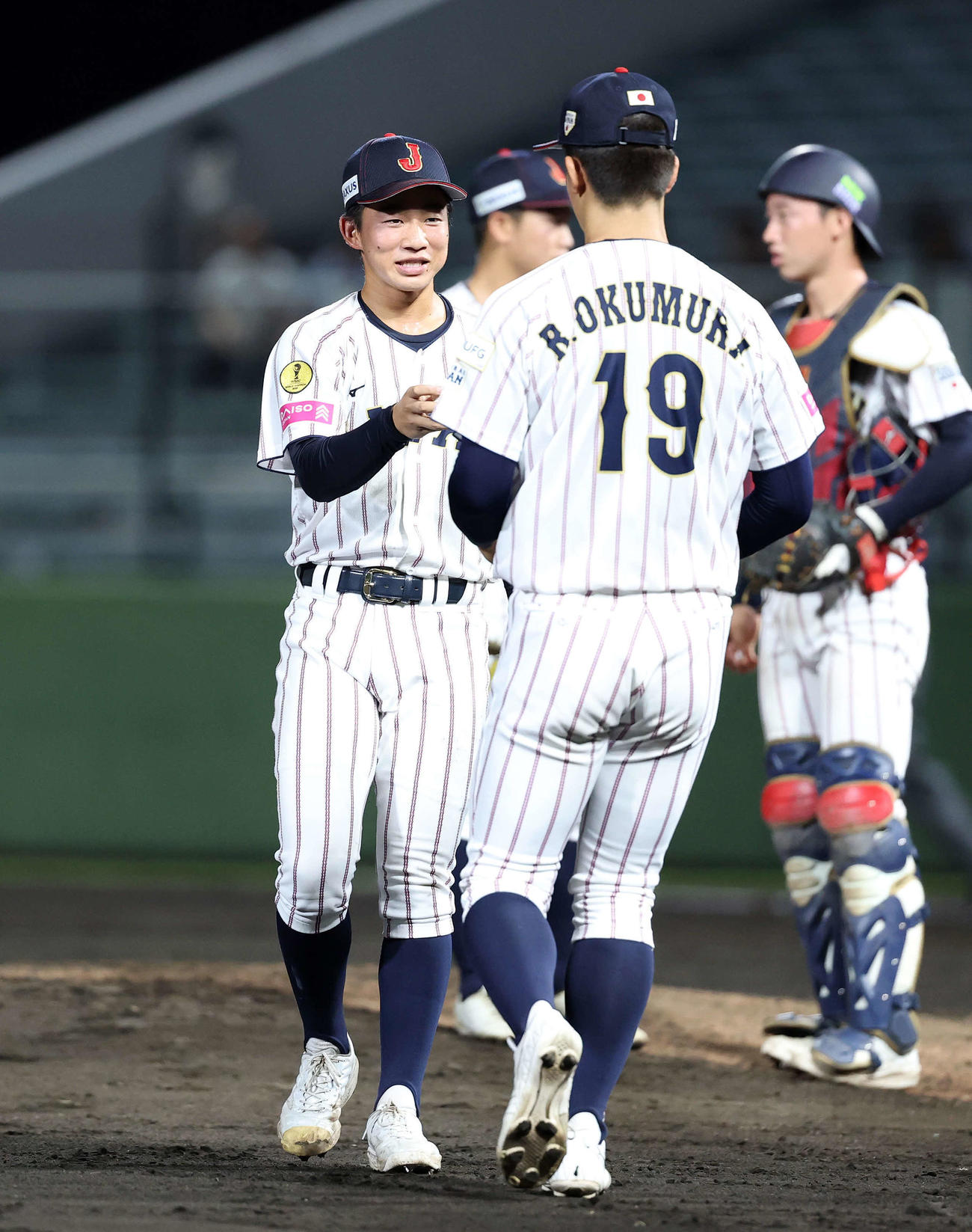 パナマ対日本　8回表、日本・奥村頼（手前）と交代する森下（撮影・鈴木正人）