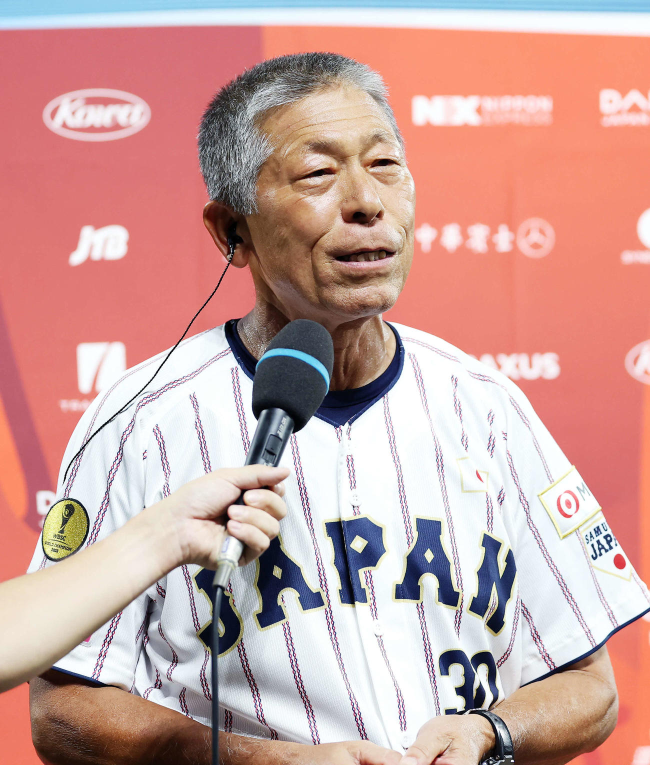 パナマ対日本　勝利しインタビューを受ける日本・小倉監督（撮影・鈴木正人）