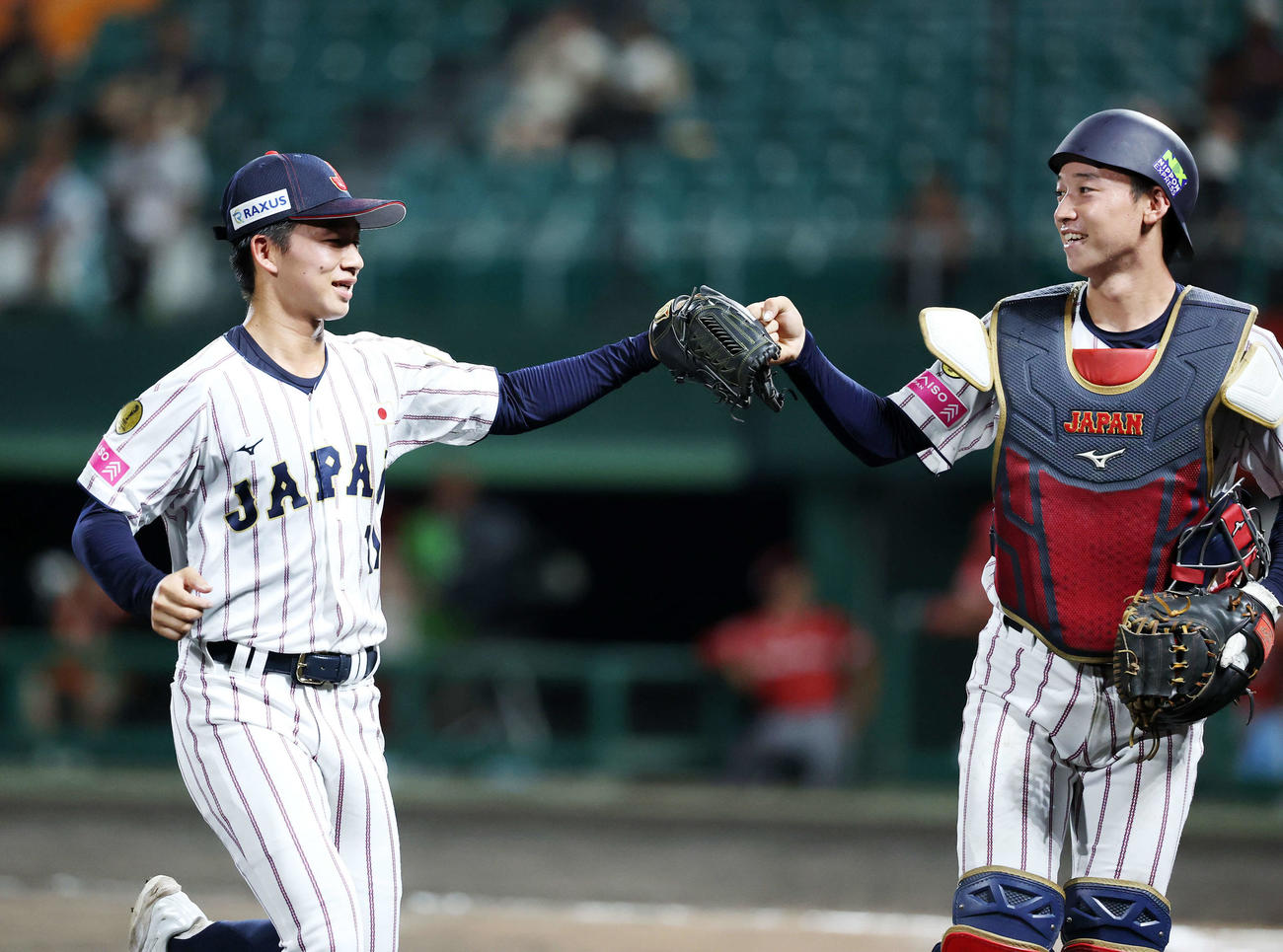 パナマ対日本　5回表、パナマの攻撃を抑えタッチする日本・森下と横山（撮影・鈴木正人）