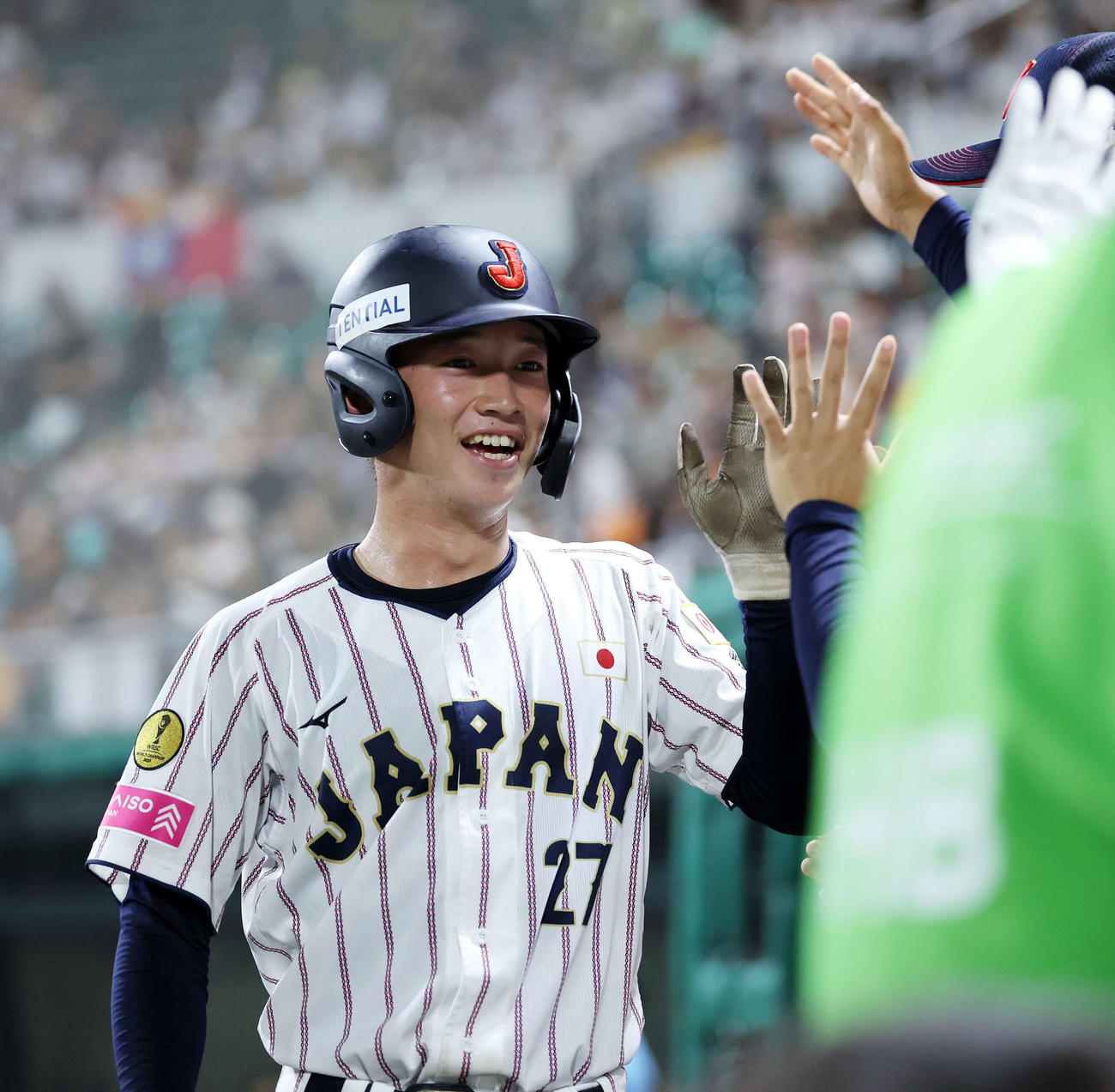 台湾対日本　2回裏日本1死満塁、横山は暴投で生還しベンチ前で笑顔を見せる（撮影・鈴木正人）