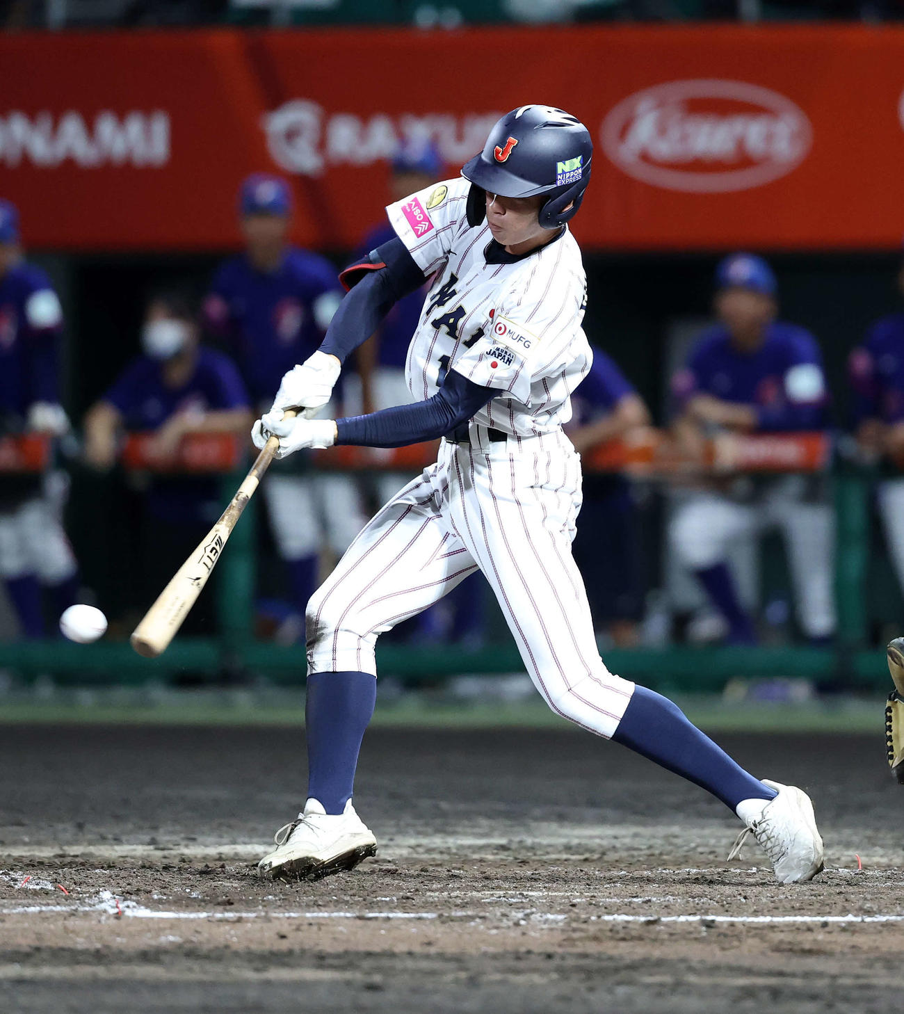 台湾対日本　2回裏日本1死二、三塁、藤森は右前適時打を放つ（撮影・鈴木正人）