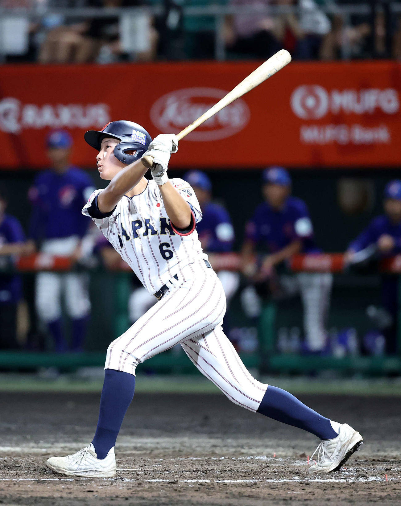 台湾対日本　2回裏日本1死一塁、高畑は左前打を放つ（撮影・鈴木正人）