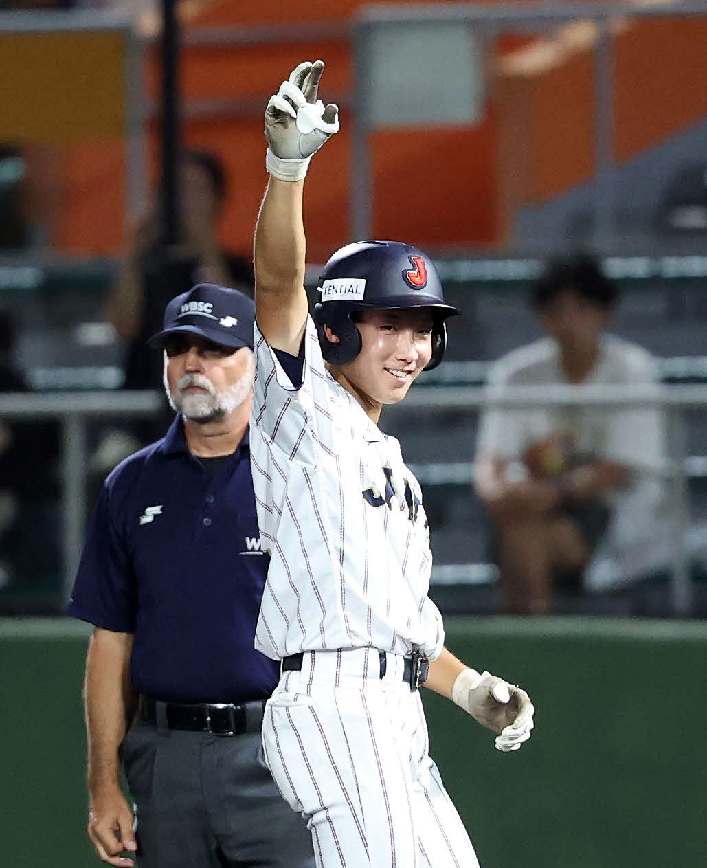 台湾対日本　2回裏日本1死一塁、高畑は左前打を放ちシーサーポーズ（撮影・鈴木正人）