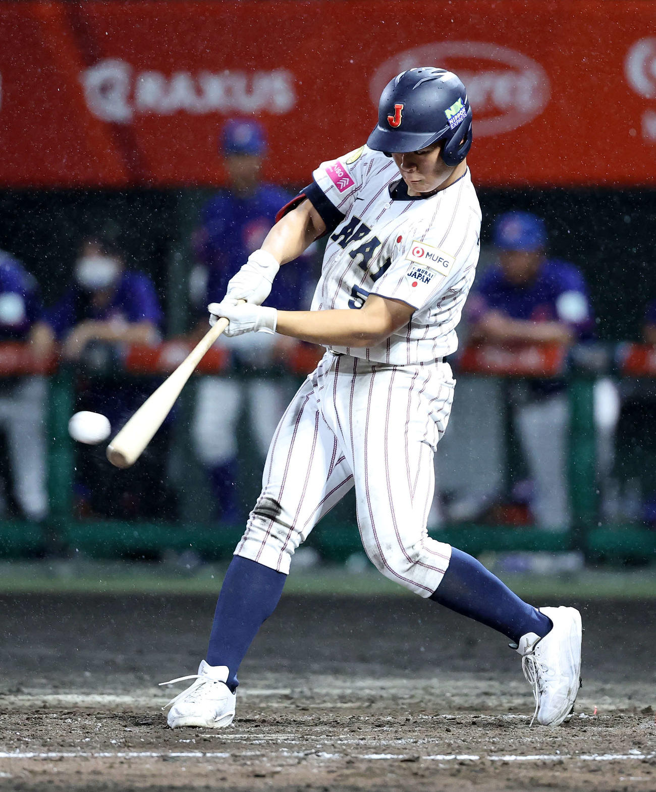 台湾対日本　2回裏日本2死一、二塁、為永は右越え適時二塁打を放つ（撮影・鈴木正人）