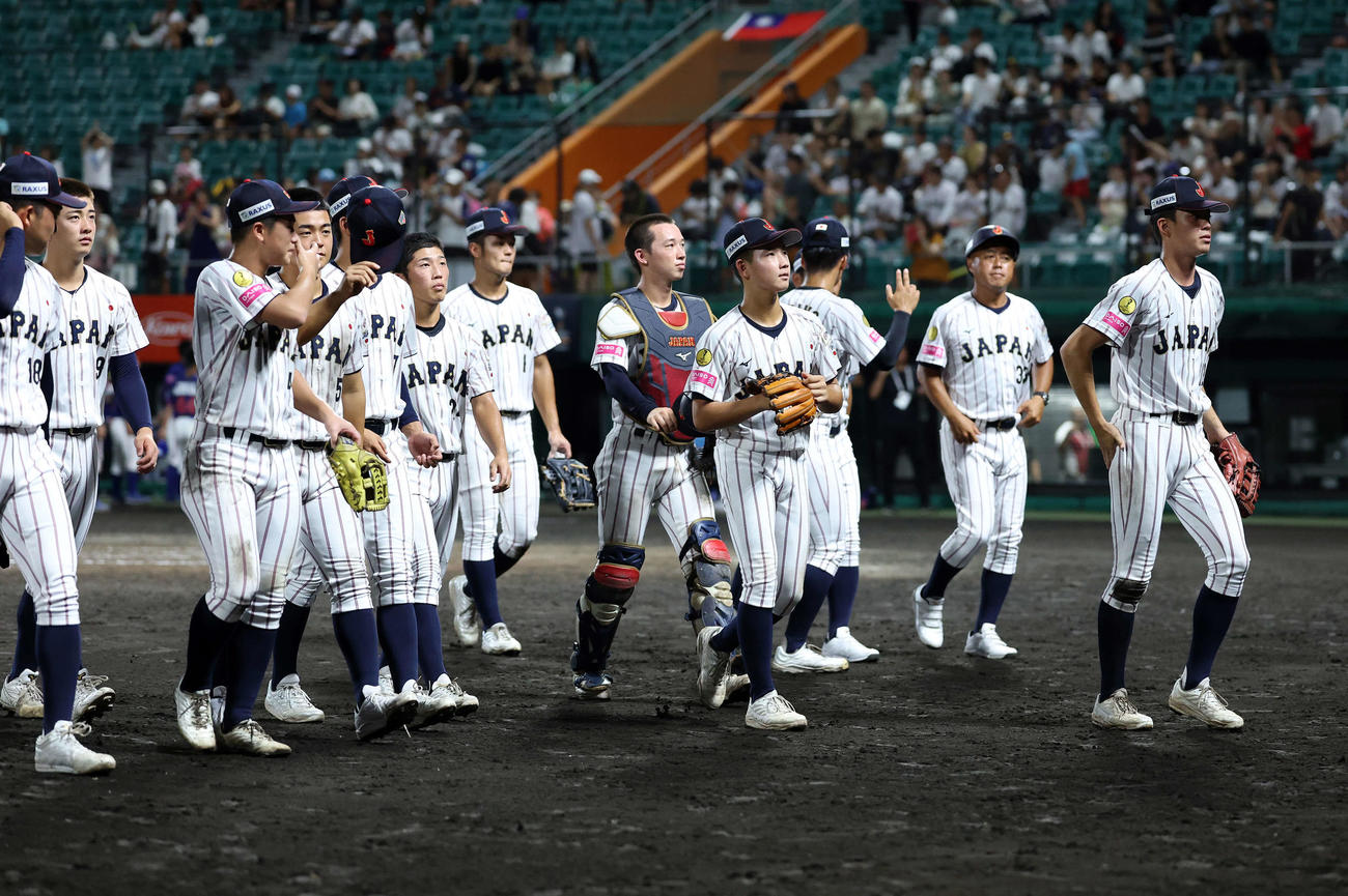 台湾対日本　勝利し引き揚げる日本の選手たち（撮影・鈴木正人）