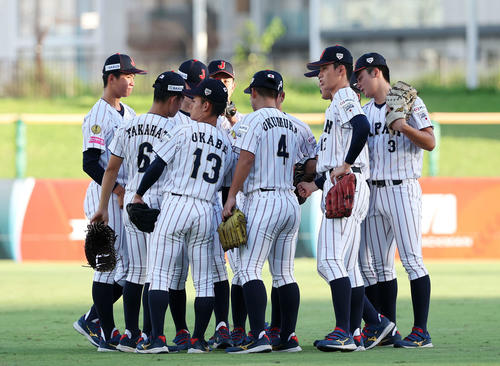 台湾対日本 試合前、円陣を組む日本の選手たち(撮影・鈴木正人)