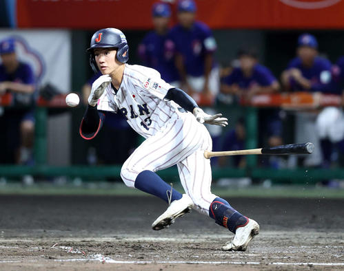 台湾対日本 2回裏日本1死一、二塁、岡部は内野安打を放つ(撮影・鈴木正人)