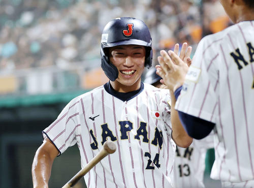 台湾対日本 2回裏日本1死二、三塁、藤森の右前適時打で坂本が生還しベンチ前で笑顔を見せる(撮影・鈴木正人)