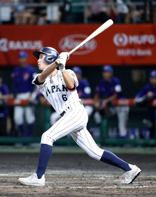 台湾対日本 2回裏日本1死一塁、高畑は左前打を放つ(撮影・鈴木正人)