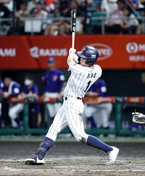 台湾対日本 2回裏日本1死一、二塁、阿部は右前打を放つ(撮影・鈴木正人)